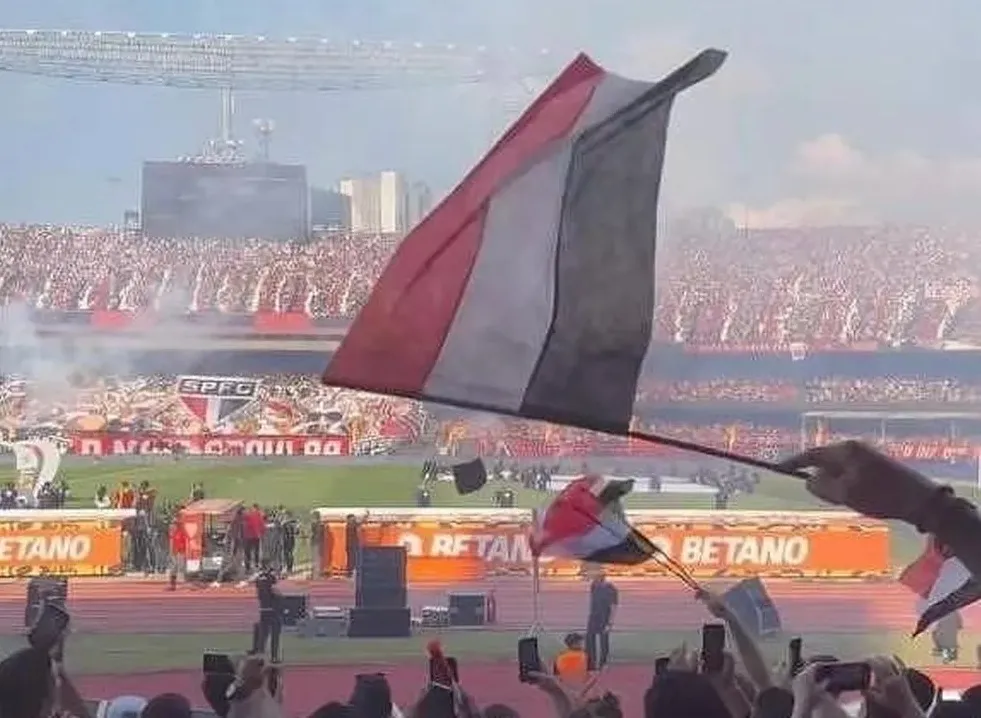 Marcelle publicou um story com foto da torcida do São Paulo no estádio Morumbi.