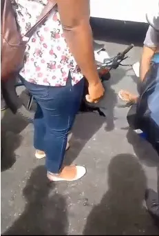 Na imagem registrada por populares, é possível ver o motociclista deitado na via aguardando atendimento