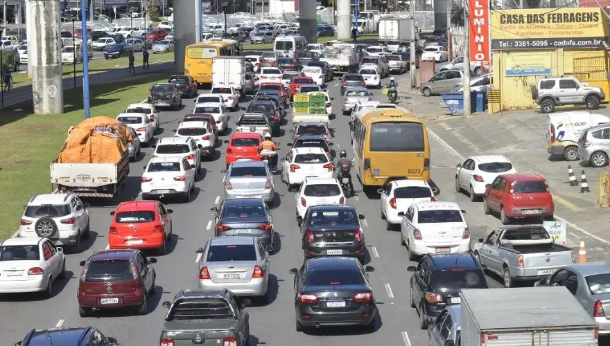 Homem em surto psicótico está em cima do viaduto Raul Seixas, o que provocou a interdição total do equipamento