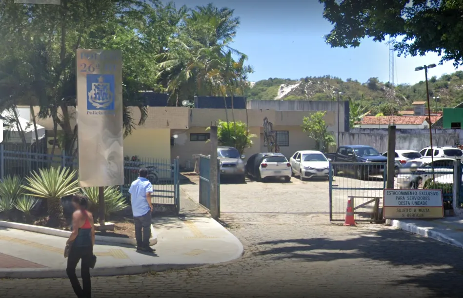 Os policiais foram socorridos por guarnições da Polícia Militar para o hospital Menandro de Farias e já receberam alta