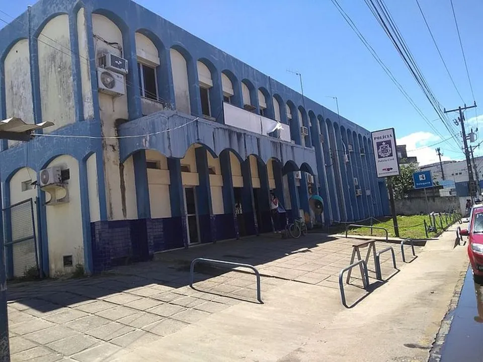 Imagem ilustrativa da imagem Mulher pula de prédio após presenciar vizinho policial agredir esposa