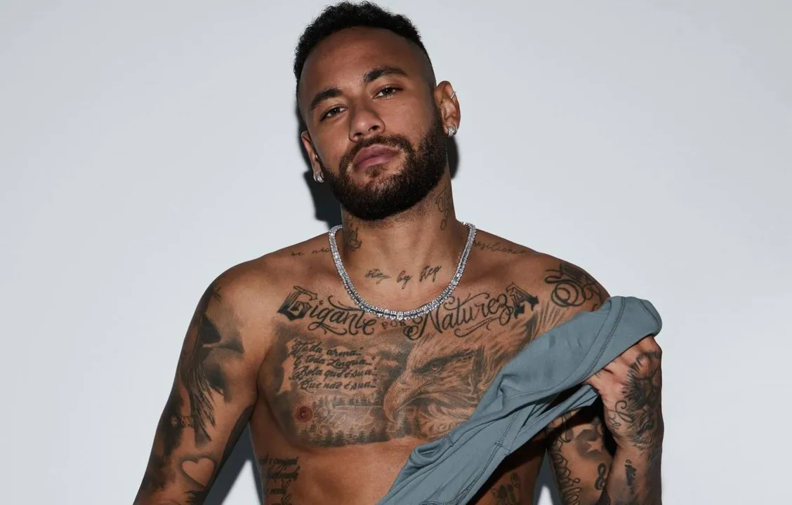 Imagem ilustrativa da imagem Neymar estrela campanha de cueca e cantora detona: "sem mala grande"