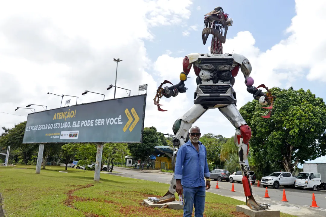 A escultura Um Monstro , campanha educativa Detran - Bahia e o seu criador, Silvio Roberto Andrade, artista