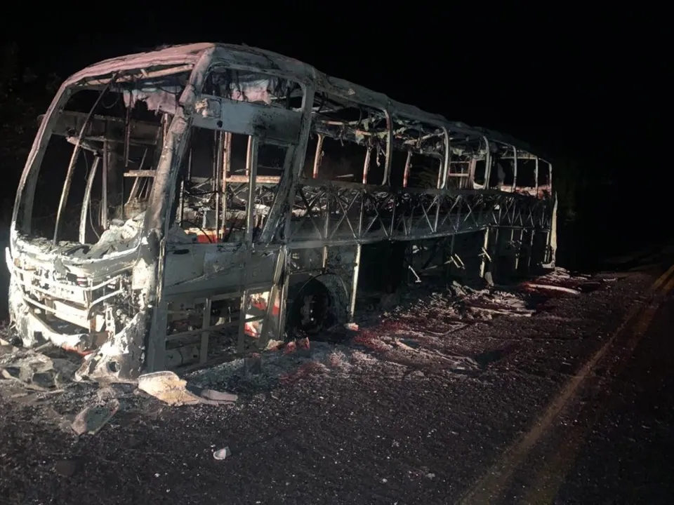 Imagem ilustrativa da imagem Ônibus do Exército pega fogo e armamento é danificado