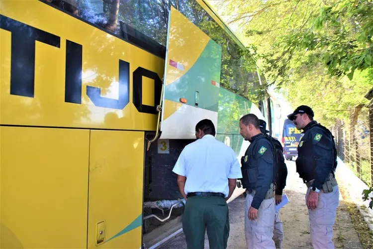 A fiscalização abrange a averiguação do descanso obrigatório (11 horas a cada 24 horas trabalhadas) para motoristas de ônibus, micro-ônibus e vans, além da verificação da documentação obrigatória
