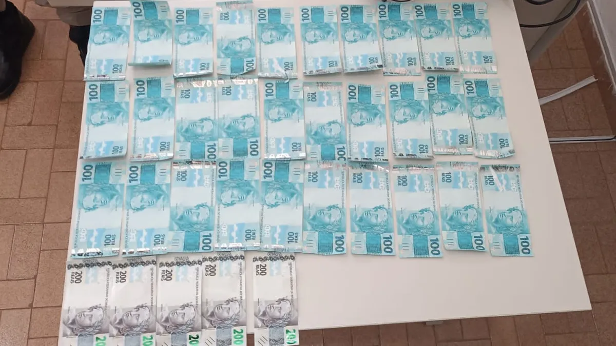 Todas as cédulas falsas de R$ 100 reais tinham a mesma numeração de série