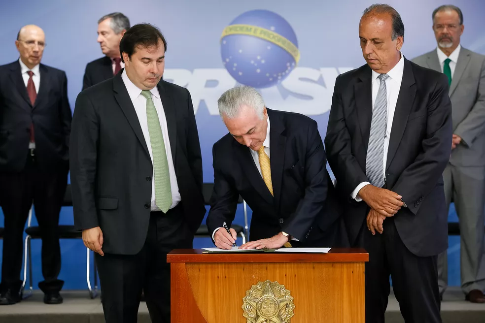 Ex-presidente Michel Temer durante assinatrua da Intervenção Federal no RJ