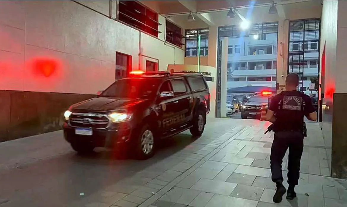 Cerca de 50 policiais participaram da Operação Drake