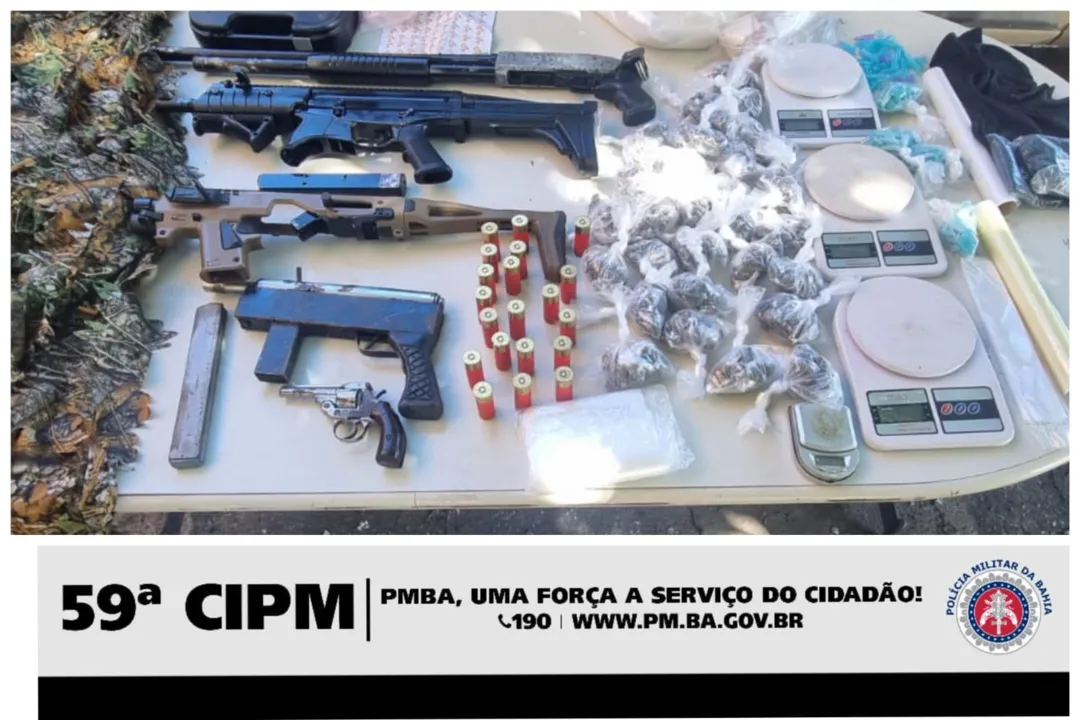 No local, os PM's encontraram uma espingarda calibre 12, um revólver calibre 32, um kit utilizado para upgrade em arma longa, 435 embalagens contendo maconha, 60 pinos de cocaína, embalagens e materiais utilizados para fracionamento e tráfico de entorpecentes.