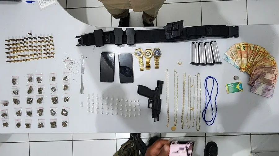 Pistola, drogas e dinheiro foram encontrados com suspeitos
