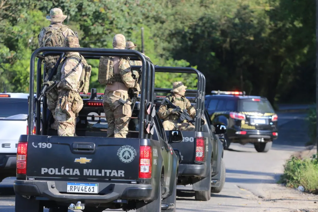 Forças estaduais e federais reforçam as buscas porintegrantes de facção em Valéria.