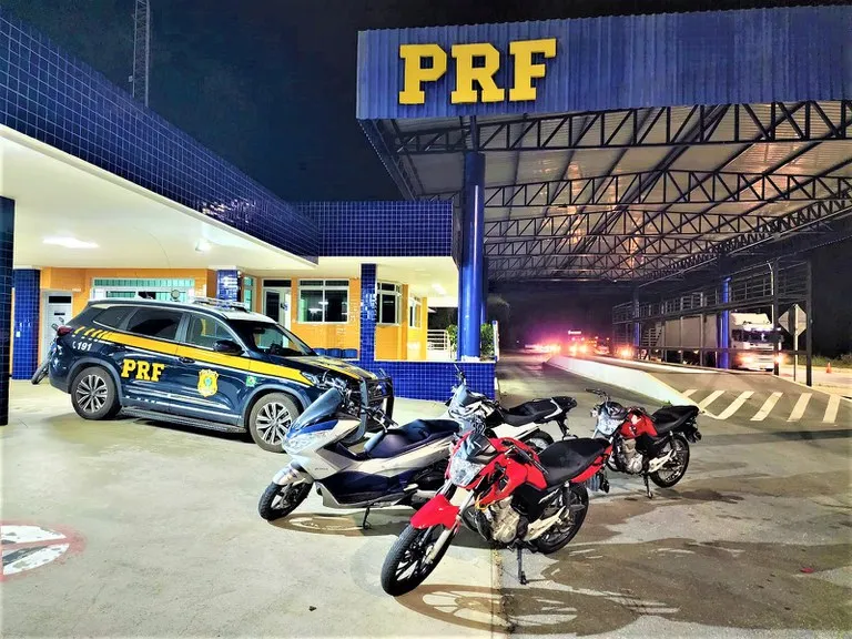 Os policiais apresentaram as motocicletas a autoridade policial da Polícia Civil