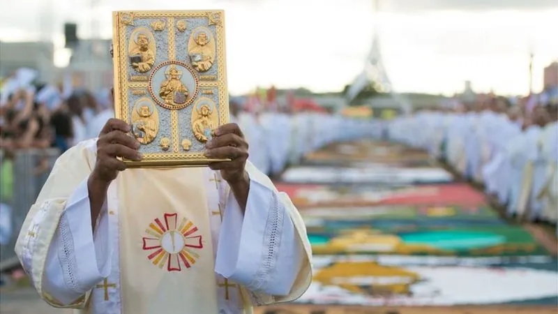 Padre ainda vai ao Vaticano para validar dispensa