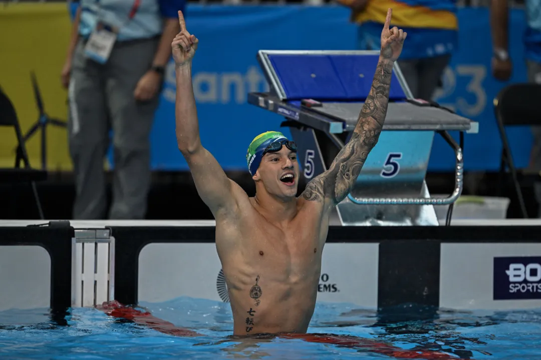 Gui Caribé comemorando medalha e ouro no Pan