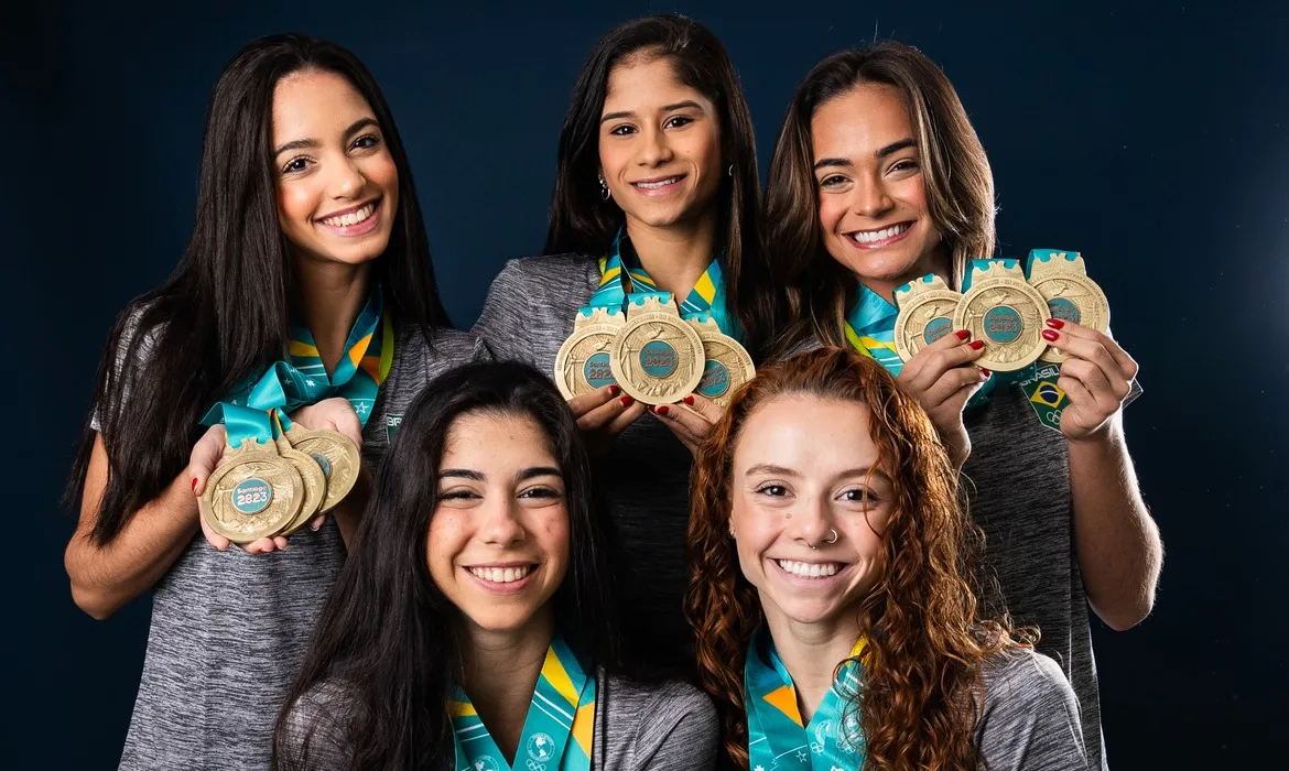 Atletas da ginástica com medalhas do Pan