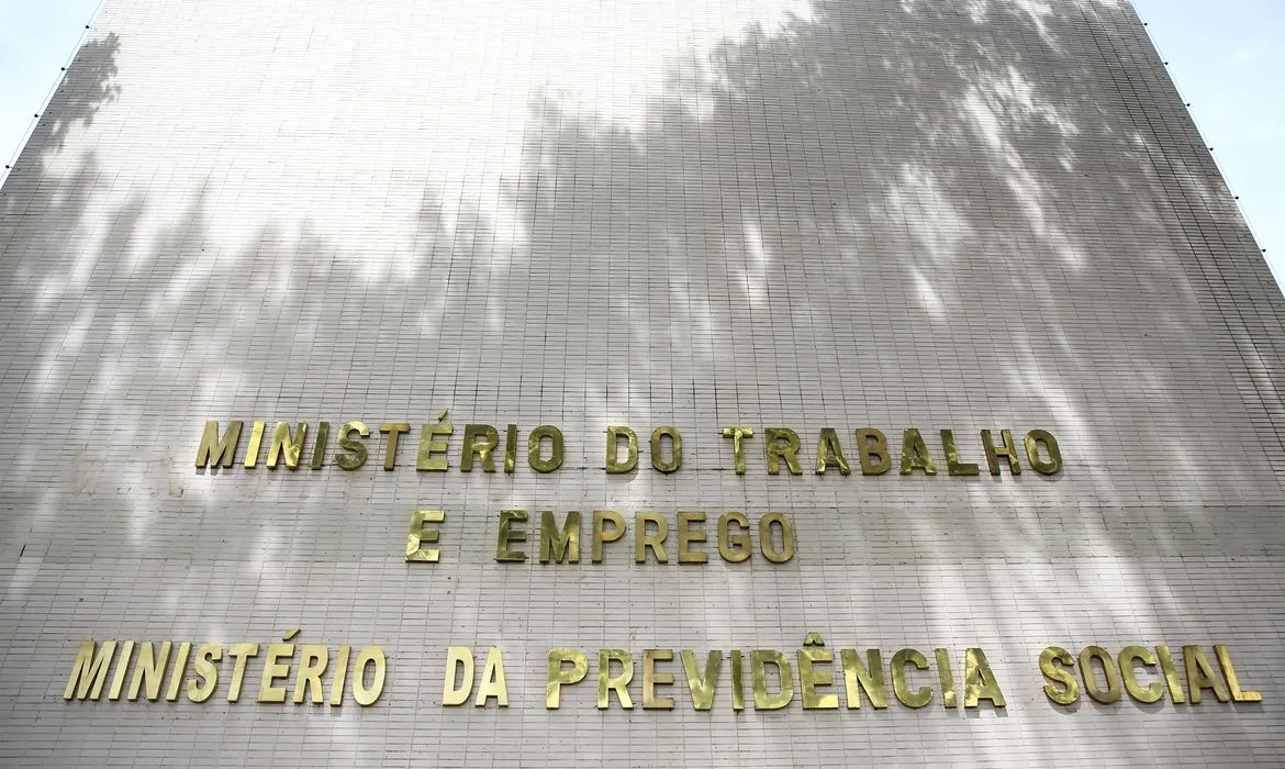 Hoje, a fila conta com mais de 1,1 milhão de trabalhadores com carteira assinada no aguardo do auxílio