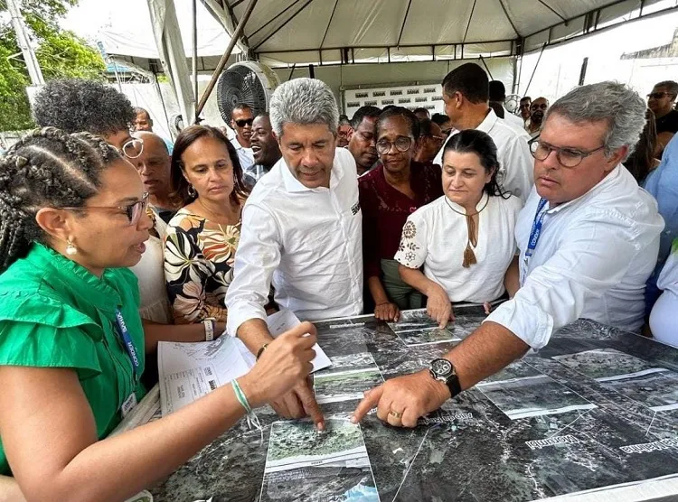 Eliana Gonzaga (Republicanos) prefeita de Cachoeira, ao lado da comitiva do governador Jerônimo Rodrigues (PT)