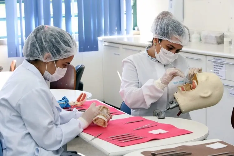 Registro em Carteira do Trabalho, dos técnicos em enfermagem, tem sido feita como auxiliar de saúde bucal