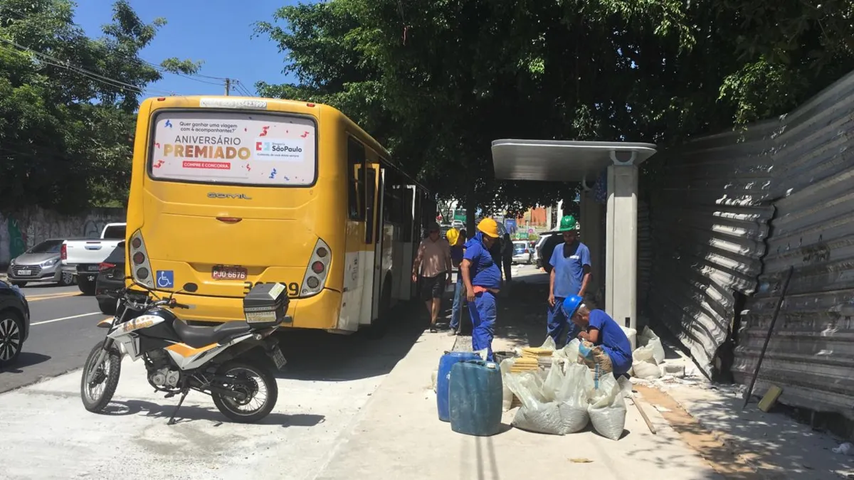 O motorista do ônibus aguardou o atendimento da passageira