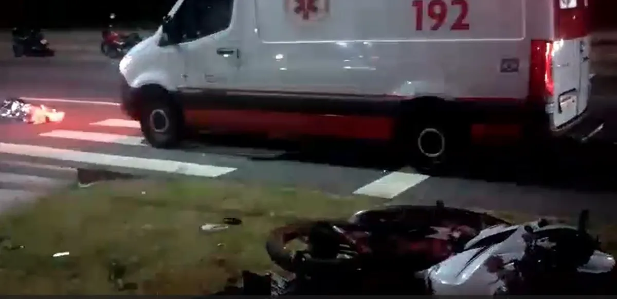 Imagem ilustrativa da imagem Passageiro de motocicleta morre após motorista invadir sinal vermelho