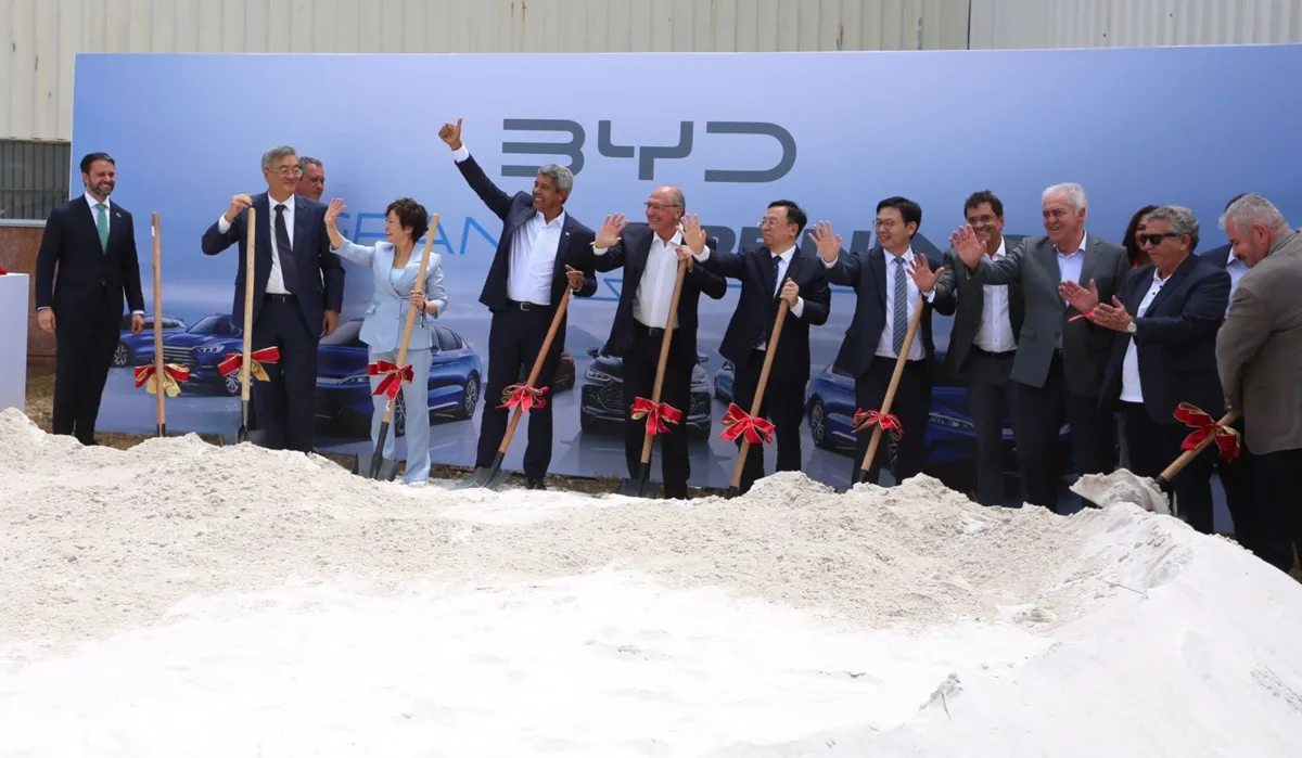 Governador participou de lançamento de pedra fundamental da empresa ao lado de autoridades