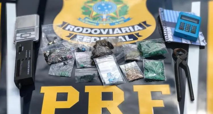 Material estava embalado em papelotes dentro de uma bolsa