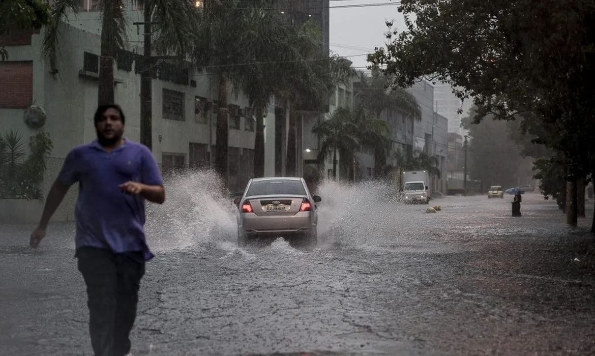 Pelo menos 2,1 milhões de pessoas ficaram sem energia após a forte chuva em São Paulo