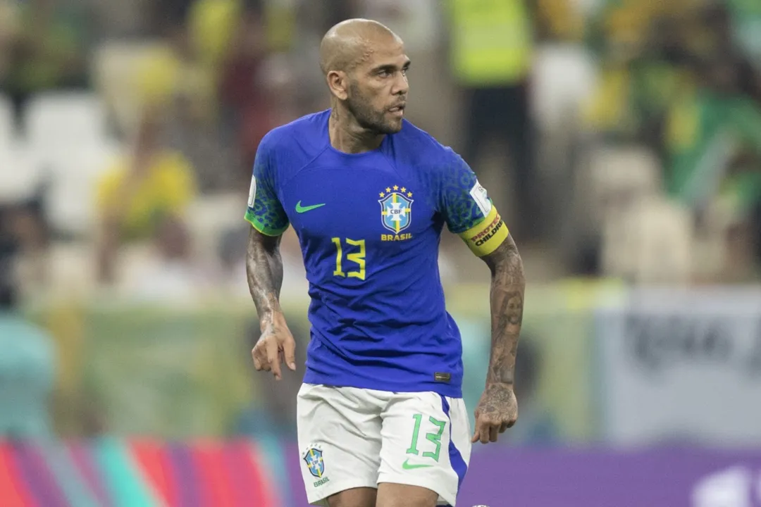 Daniel Alves em campo pela Seleção Brasileira na Copa do Mundo de 2022