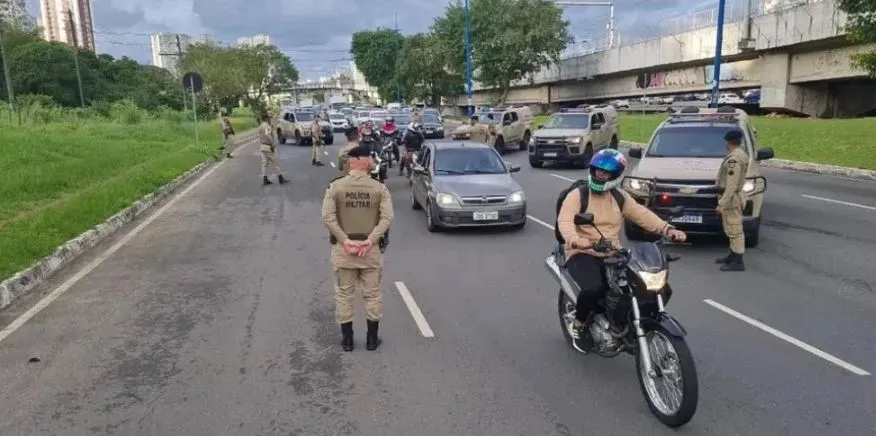 Militares realizam blitz e operações nas principais vias e dentro dos bairros