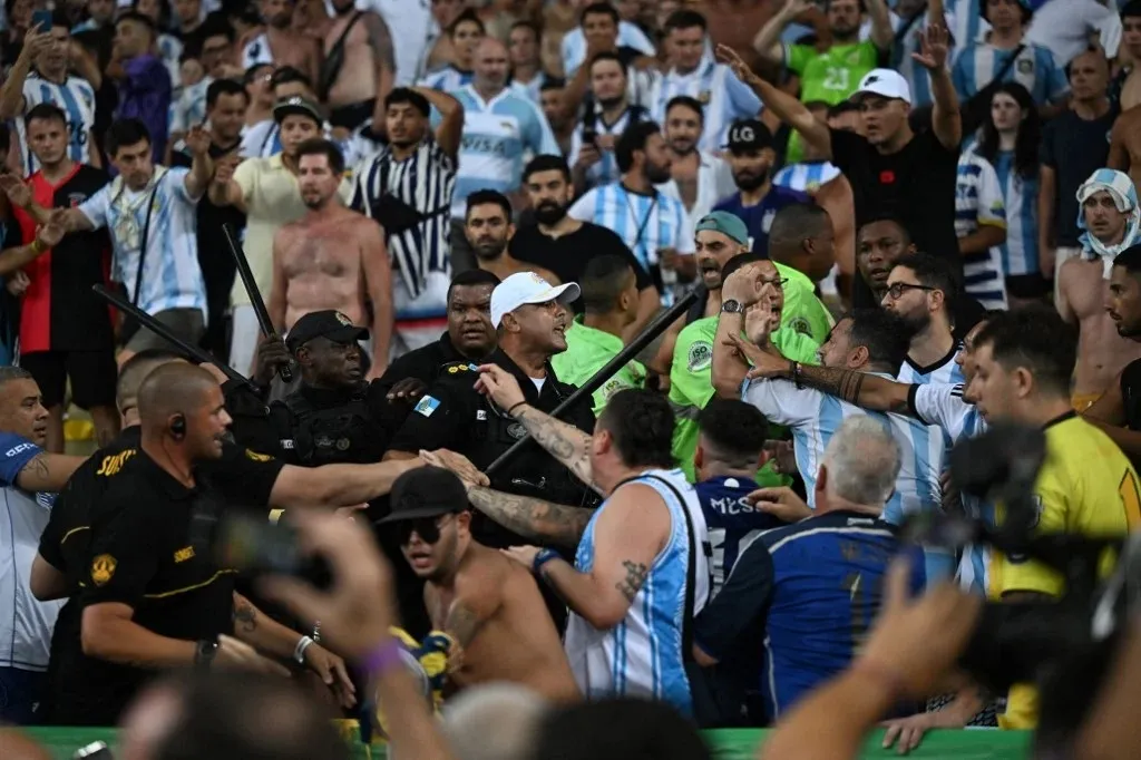 Polícia foi acionada para conter a confusão entre torcedores na arquibancada do Maracanã