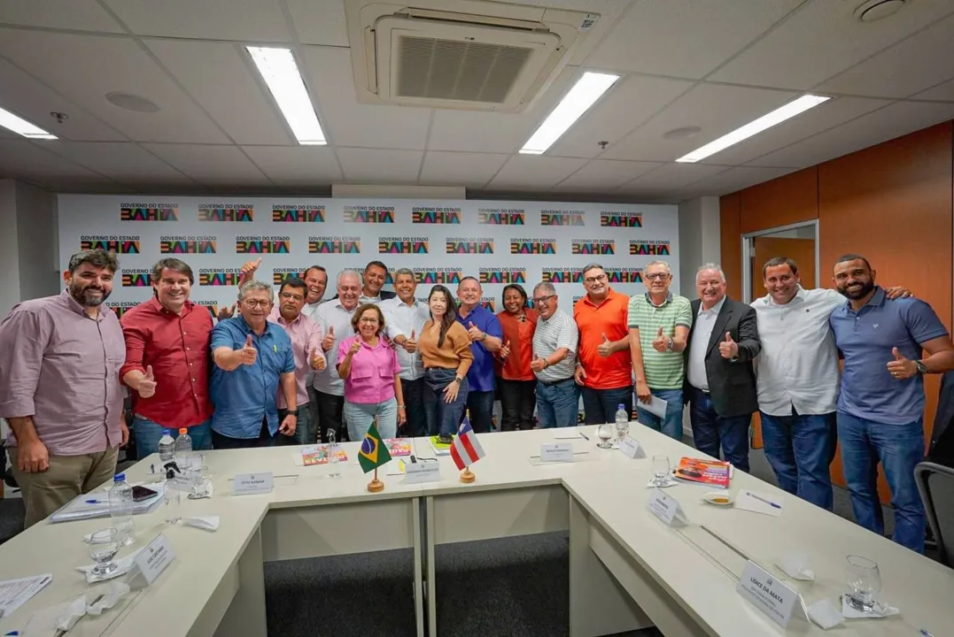 Parte dos participantes do conselho político posam para a foto na manhã deste sábado