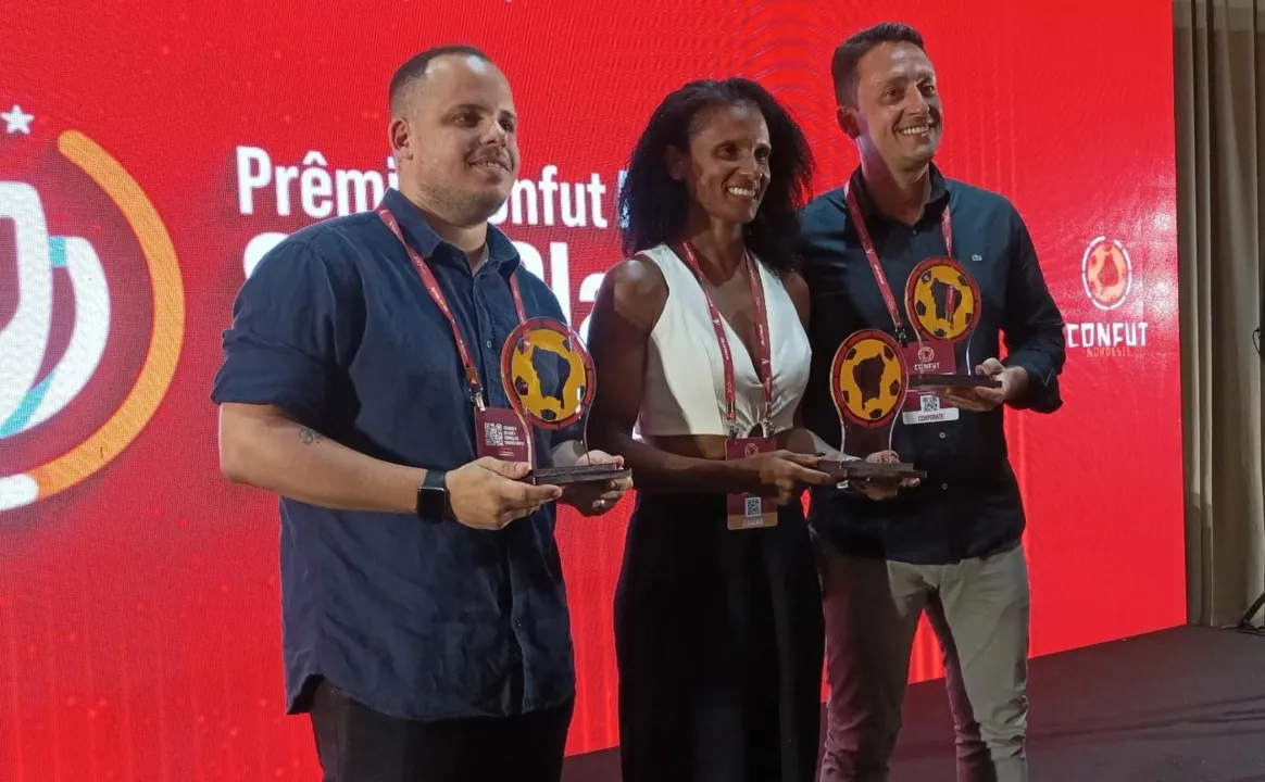 Cássio Santos, Many Gleize e Ítalo Rodrigues durante a premiação no Confut