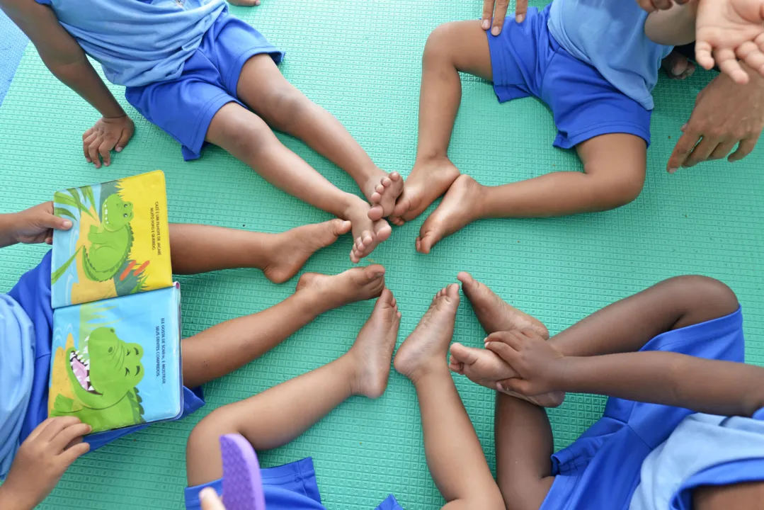 Crianças em atividade lúdica na Associação Beneficente Conceição Macêdo