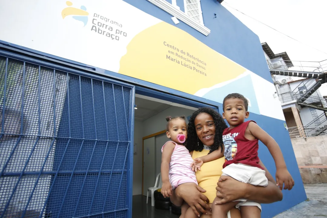 Adriana de Jesus, com os filhos Arão e Ayalla