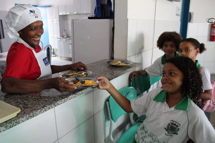 Nas unidades públicas a oferta e distribuição dos alimentos vão obedecer aos dispositivos previstos no Programa de Alimentação Escolar (PNAE)