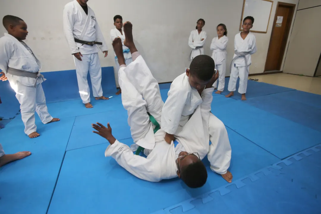 Crianças têm aula de judô com o PM Kleber Curcino