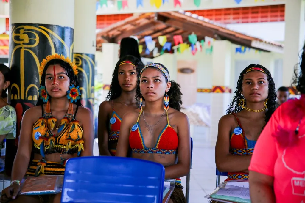 Adolescentes indígenas no laboratório pelo projeto ‘Meninas baianas na ciência’ formatado, desde de 2019, em Coroa Vermelha, pela Fiocruz