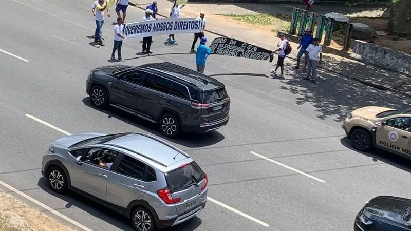 Longo congestionamento atingiu a Avenida Paralela deste a região do Imbuí