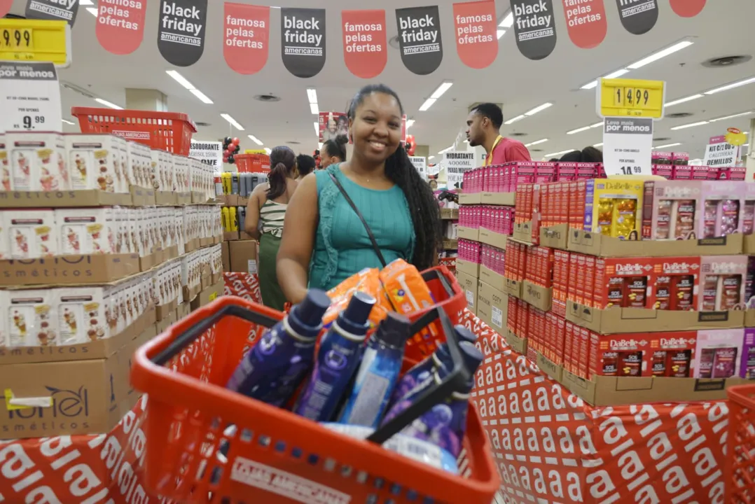 Izamara Rosário  fez compras para o enxoval do casamento