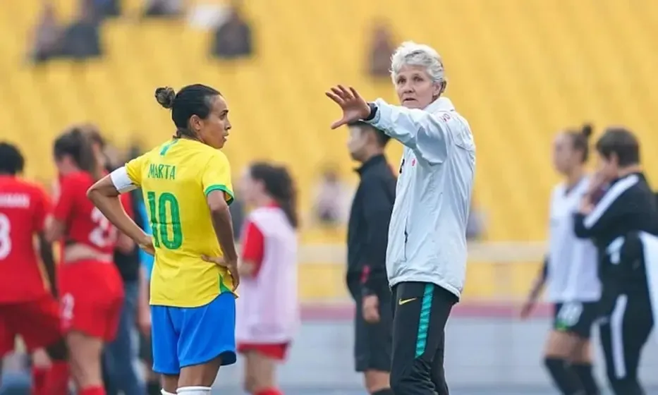 Marta e Pia durante partida da Seleção Brasileira