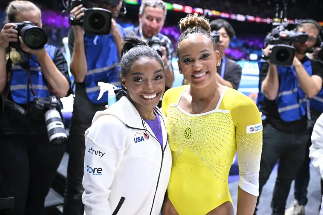 Biles e Rebeca posam para foto após final do Mundial de Ginástica