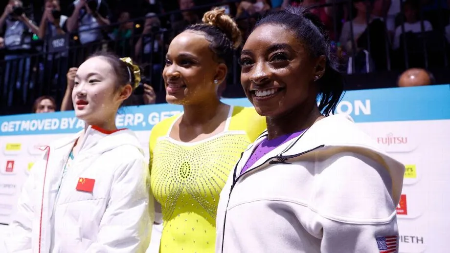 Simone Biles ficou com o ouro, com a nota de 14,800