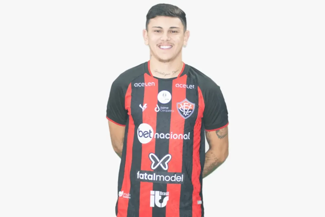 Felippe Borges assinou contrato e acompanhou o treino do Vitória