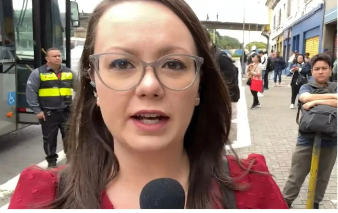 A profissional estava em frente à estação da Luz, no centro da cidade, e falava sobre uma a situação do Metrô quando, repentinamente, a transmissão pelo celular foi interrompida.