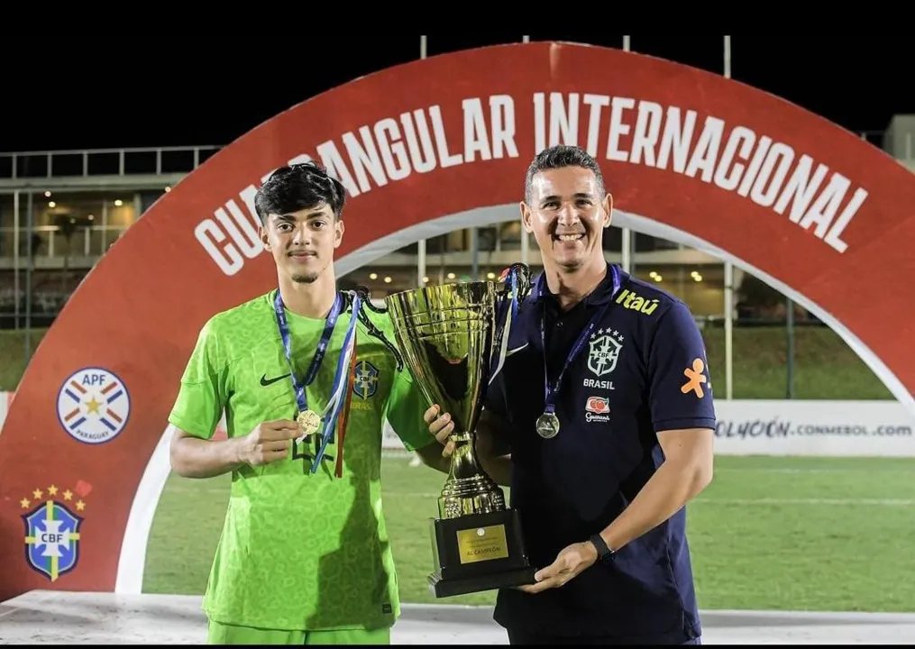 Goleiro Arthur Jampa e o Fisioterapeuta Fernando Neto com a taça do Quadrangular Internacional