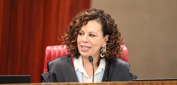 Primeira ministra negra do TSE, Ediene Lôbo, em sessão plenária nesta quinta-feira, 28