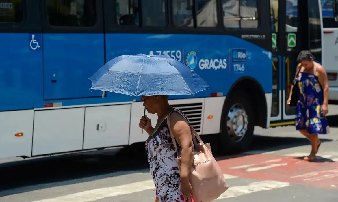 Sensação térmica na cidade do Rio de Janeiro voltou a superar os 50 graus na manhã desta quinta