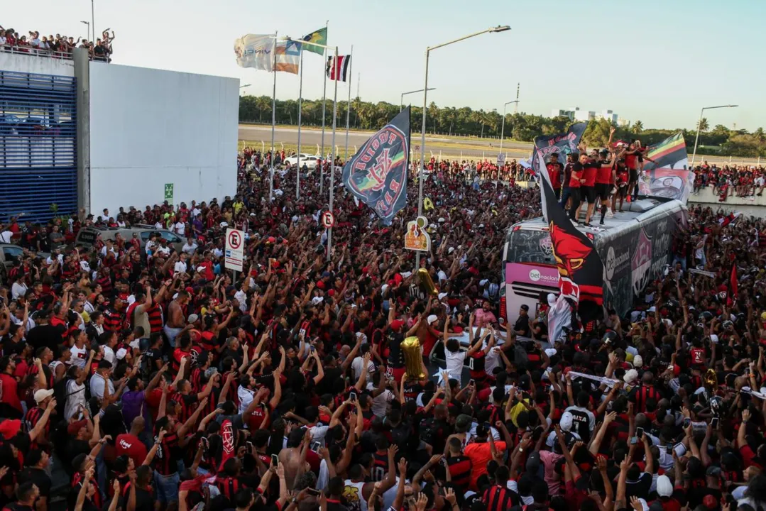 Jogadores do Vitória comemoram o acesso em meio a multidão de torcedores