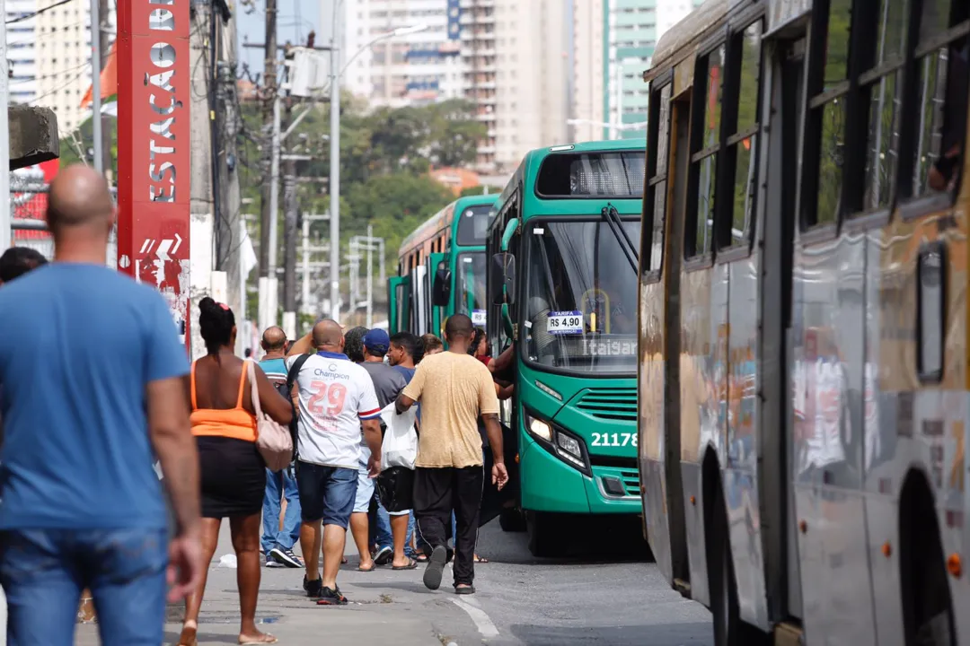 Ônibus saíram mais tarde das garagens nesta quinta-feira,27