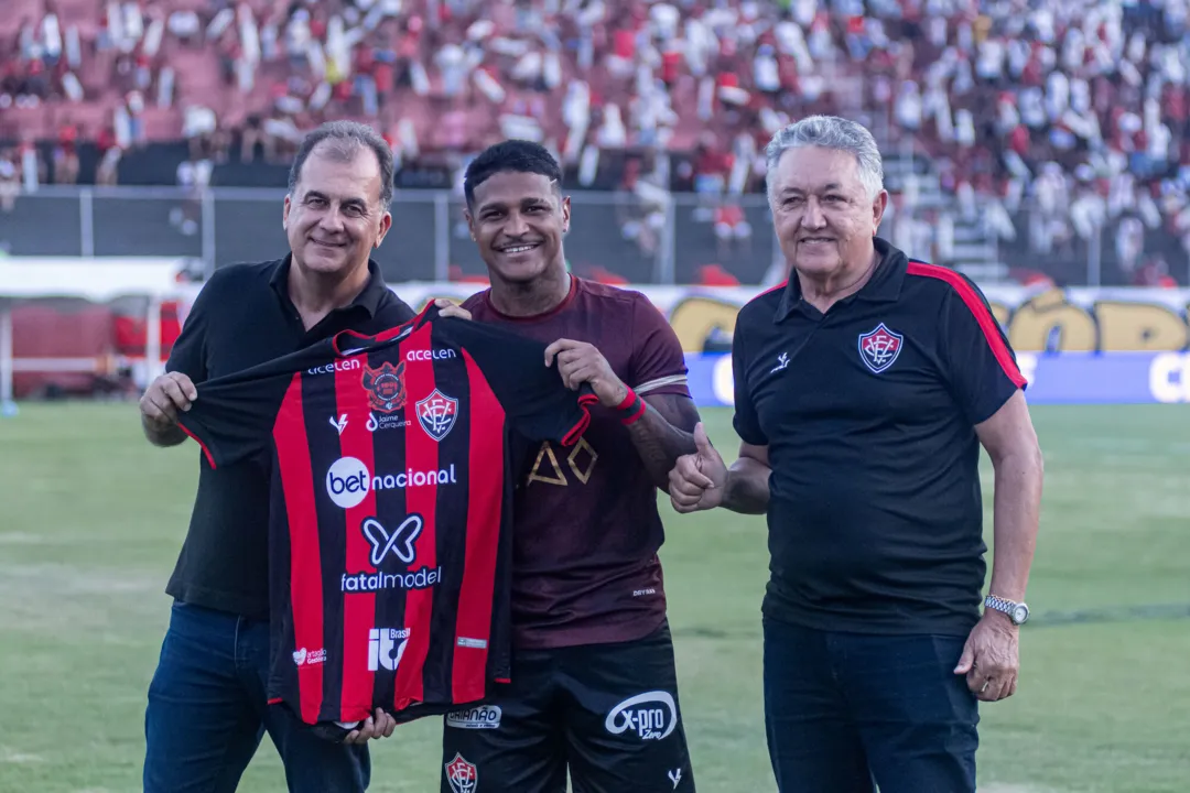 Rodrigo Andrade recebe homenagem pela marca de 100 jogos pelo Vitória